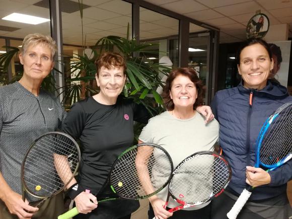 WD 50+ R1/R9; Yvonne Eixler und Liz Werder mit den Siegern Joland Zürcher und Monika Hager